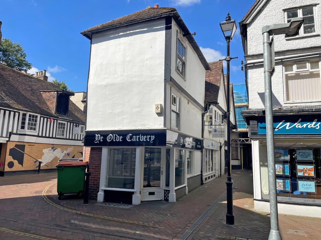Lot: 154 - COMMERCIAL PROPERTY WITH UPPER PARTS IN TOWN CENTRE - Front of property